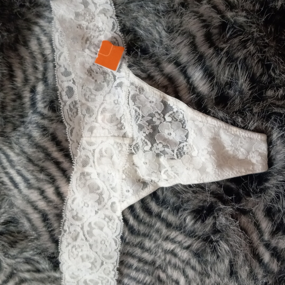 GILLIGAN & OMALLEY BRIDE Lace Thong Pantie Sz XS White NWT JEWELS